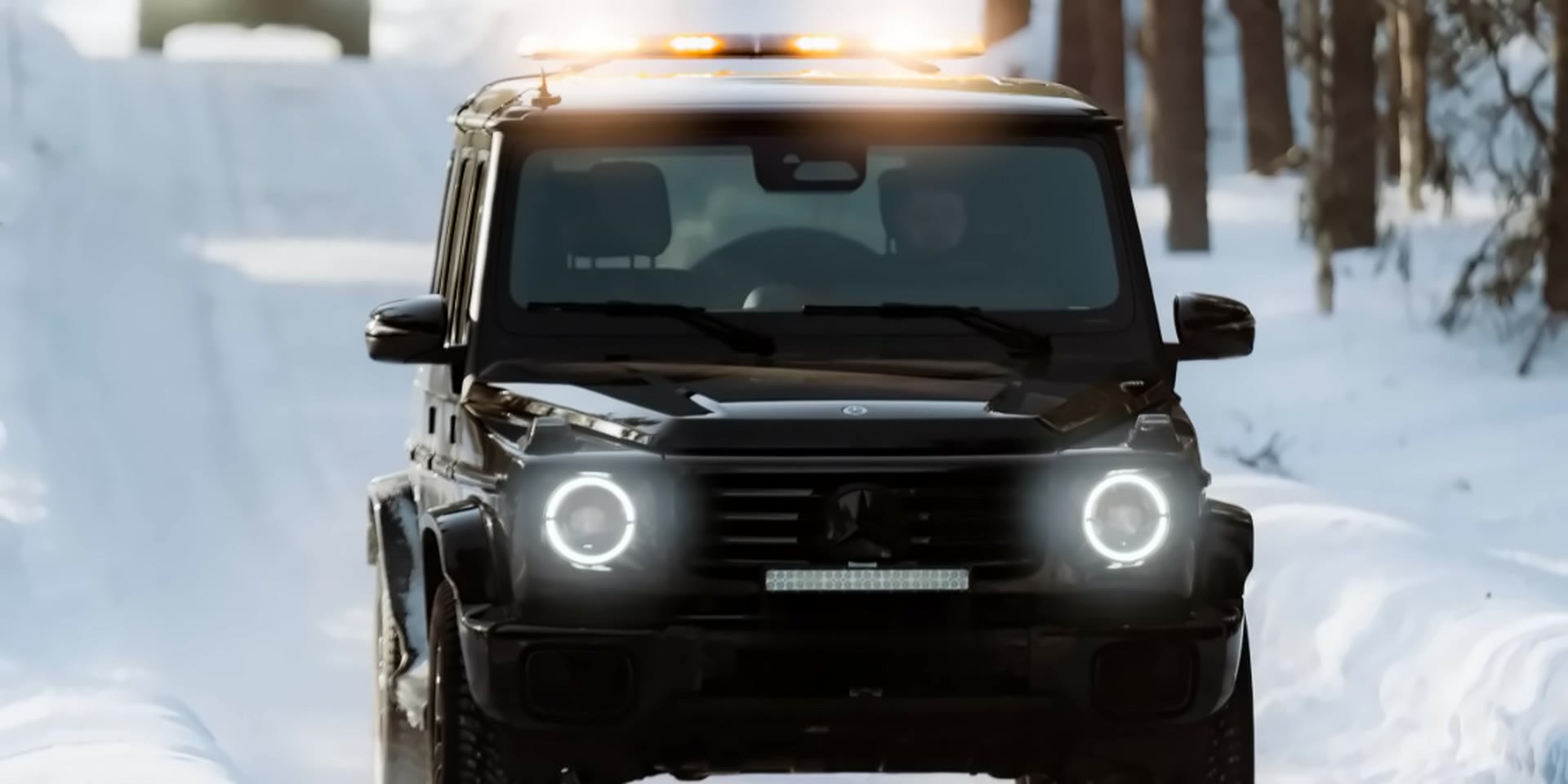 Mercedes-Benz G-Klasse frontal auf verschneiter Waldstraße bei einem Winter-Driving-Event